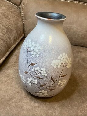 Serra Earthenware Bud Vase with White Flower Inlays